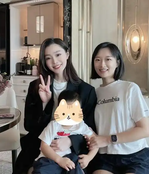 宋轶新家庭探亲新加坡,全家知识分子高颜值,白敬亭被嘲高攀了