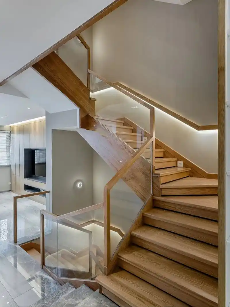 精致又温馨 楼梯踏步选择实木,扶手选择玻璃 让二楼木质地板与一楼