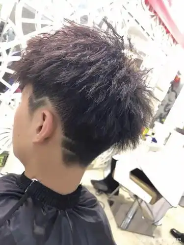 锡纸烫的男生, 头发要有点长度,想要修饰额头, 可以尝试这款刘海中分