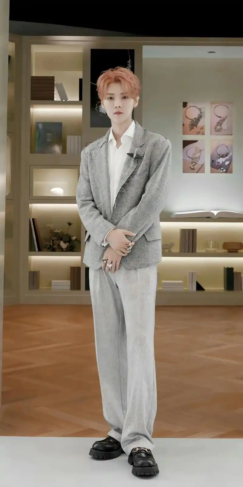 重逢在街头,心跳比我更先认出你.#鹿晗新歌 #西装杀 #高级 - 抖音