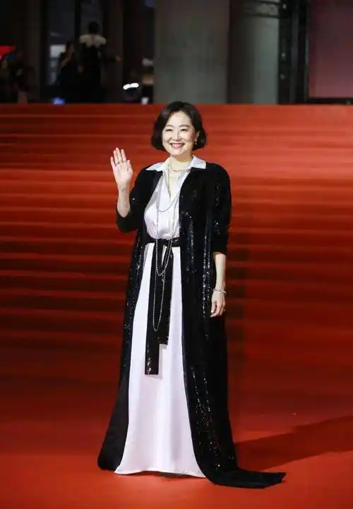 69岁的林青霞身穿大红色礼服领奖,看起来美得无与伦比!