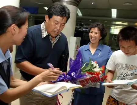 图文-迟尚斌辞职回到大连 大连人又找他签名