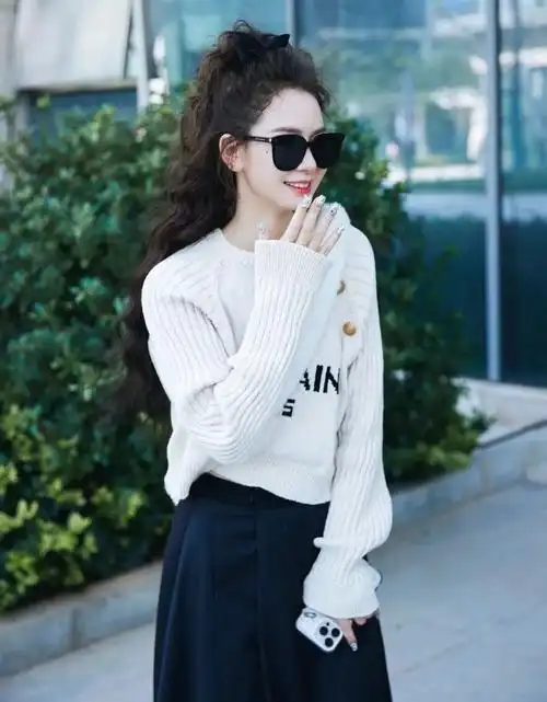 戚薇又带火了"极简"穿搭:白毛衣 半身裙 羊毛卷,时髦又洋气