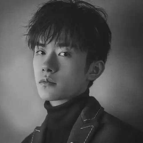 易烊千玺高冷最帅照