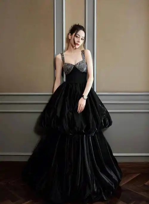 迪丽热巴再现迷人美貌,黄绿色礼服秀好身材,露背设计秀蝴蝶骨