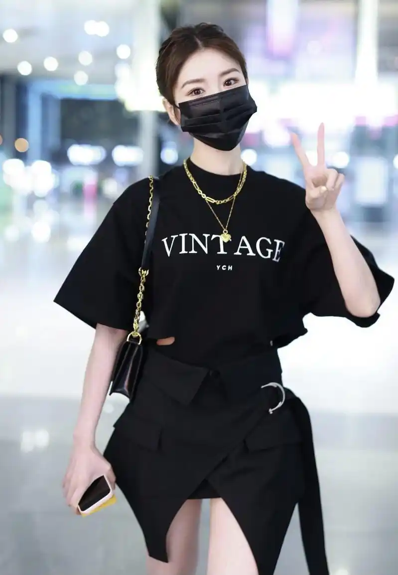 163cm的毛晓彤真会利用长腿优势黑色t恤搭配半身裙显高显瘦