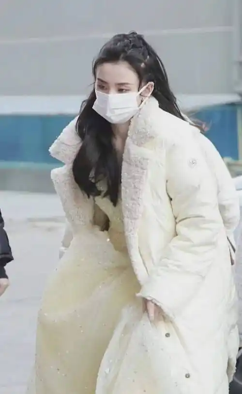 文联春晚明星穿搭:杨幂爱高奢,唐艺昕穿宋茜同款,李易峰撑国货_外套