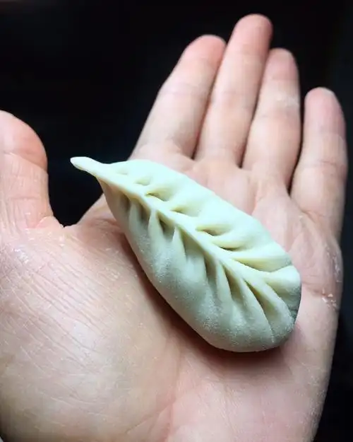 我很家常做的西葫芦鸡蛋馅儿饺子(内有柳叶饺子手法视频)