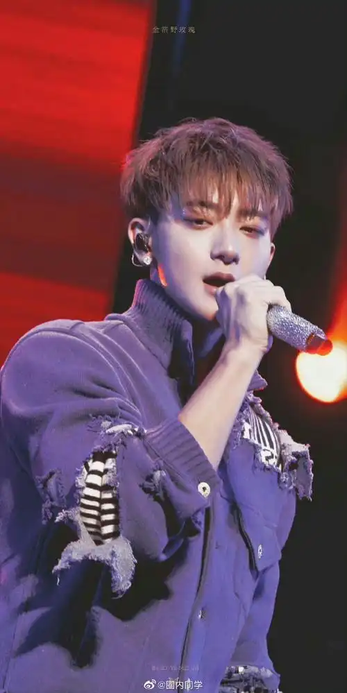 黄子韬最新路透来袭,主打就是一个颜值回春,这小子又帅回来,梦回exo