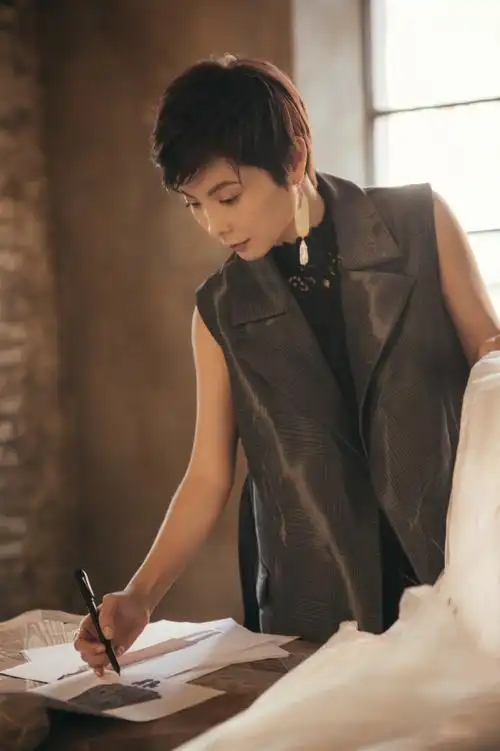 中国首位登上米兰时装周女设计师:剪纸刺绣融入设计展示东方神韵