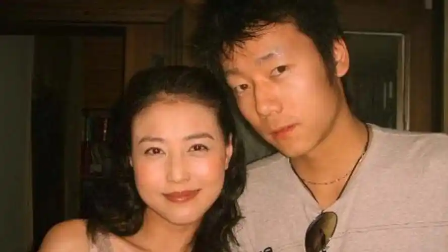 周海媚绯闻男友发声悼念,称是助理没照顾好对方,晒合照情绪激动