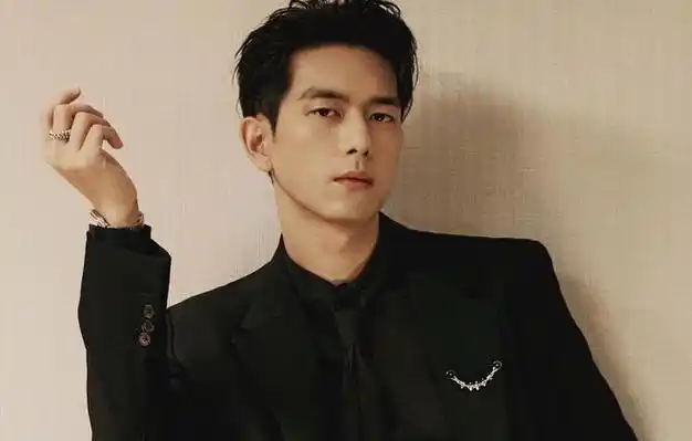 李现绯闻越演越烈女方晒止吐神器被疑怀孕粉丝要求工作室发声