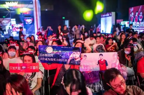 超级燃!应援横幅签满粉丝名字,京酱为jdg出征s10霸气助威