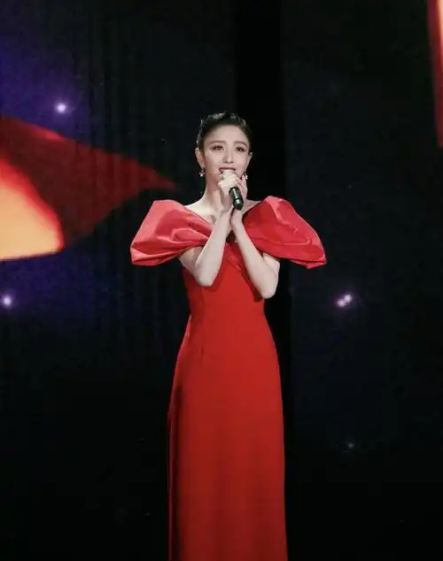 陈思诚的老婆佟丽娅又任性了穿风衣配穆勒鞋走机场随性却高级