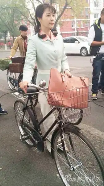 邓英赶拍新戏 老物件道具引发怀旧风潮