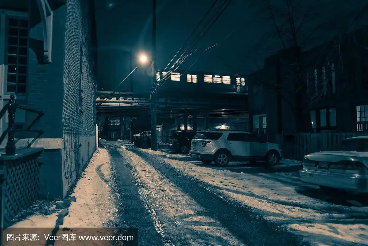 夜晚黑暗而诡异的城市小巷