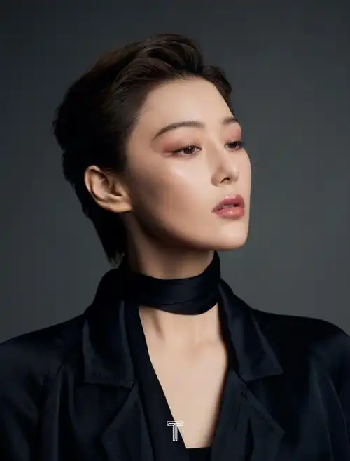 张馨予的心情写照是起床一头问号