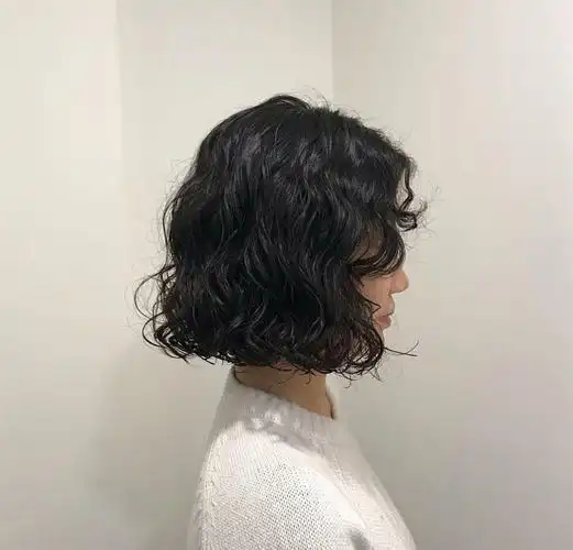 短发水波纹发型