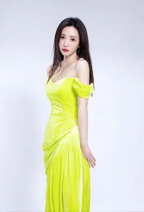 在这组照片中,柳岩身穿一袭柠檬色的抹胸长裙,将她的完美身材展现得