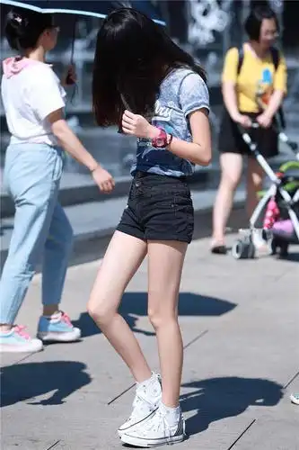 路人街拍,姑娘你这样走路不怕撞到小朋友吗?