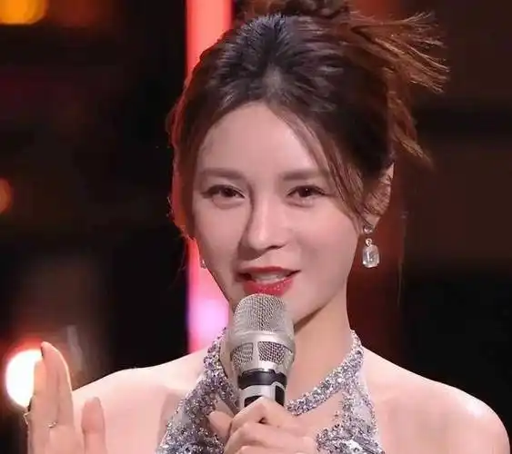 34岁沈梦辰近照曝光,脸僵鼻子怪,越来越像蔡明感谢您的阅读与_网友