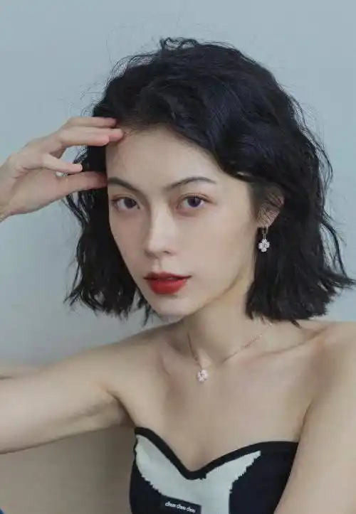 事实证明,"齐肩卷发"是最适合40岁以上女性的发型,时尚,减龄,优雅