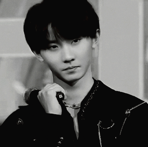 冷脸神态,这眼神的压迫感好强,看了好多他的照片,冷脸马嘉祺果然96