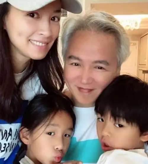 张庭老公近照曝光!年轻时的他文质彬彬,现满头白发惹人心疼!