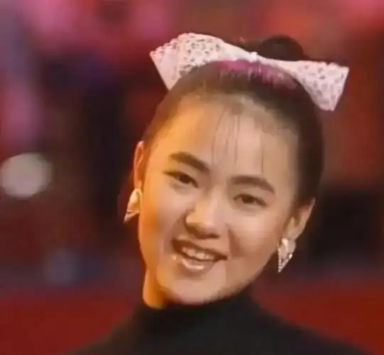 年轻时的伊能静,单眼皮黝黑的皮肤很淳朴,现在反倒是越老越俏