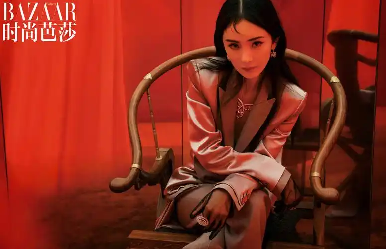 杨幂登时尚芭莎二月刊封面,裸色抹胸优雅性感,复古卷发韵味十足
