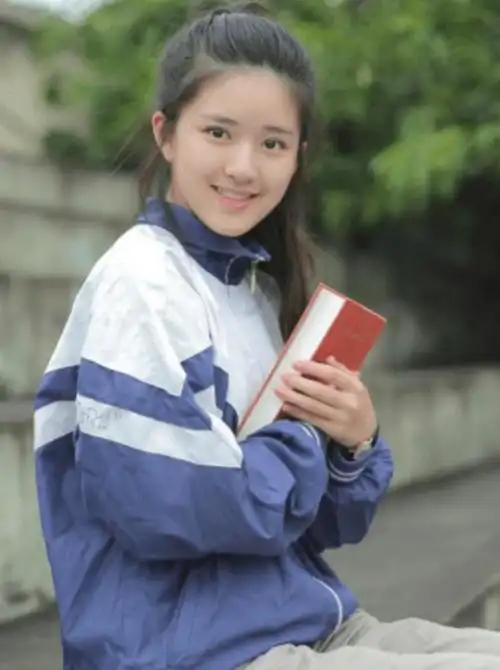 赵露思学生时代旧照曝光截图放大看清她的五官是否整容很显然