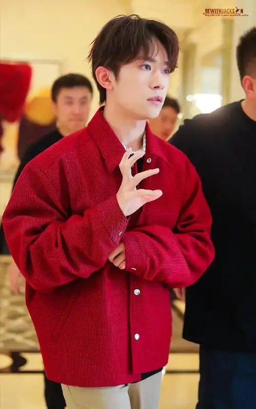 大红玺揣手手#易烊千玺无袖白背心##四字 易烊千玺 yyqx 四字弟弟#易