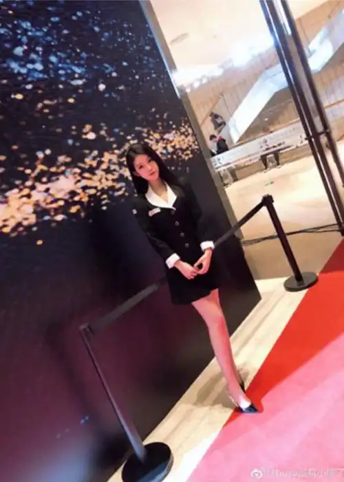 虎牙美女主播小熊穿西服出席盛典却引争议 称自己是"服务员"?