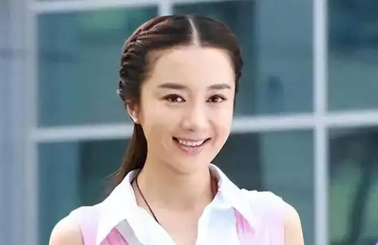 古装美人李依晓被狗咬毁容后如今40岁靠演坏女人逆袭