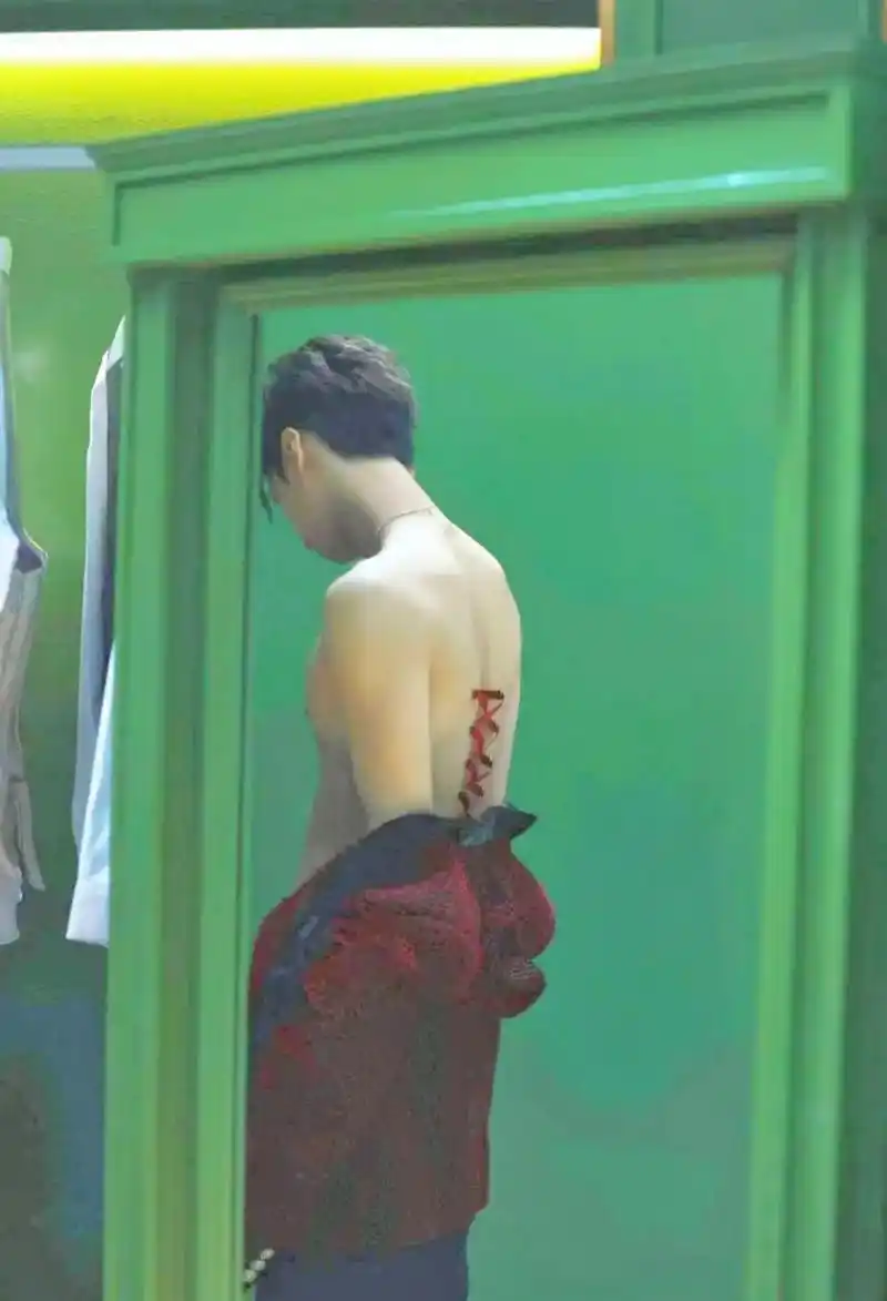 眼睛盯着哪里我不说.#严浩翔高会 #严浩翔 #胸肌 #腹肌  - 抖音