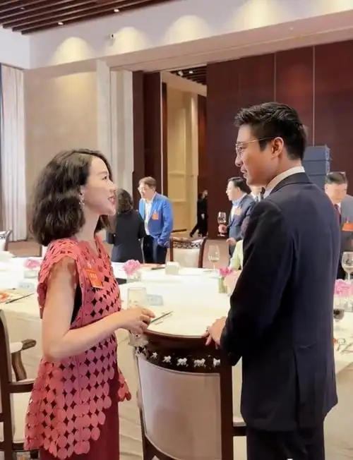 霍启山出席联谊会太帅气,和女士热聊弯腰显风度,女方撞脸章子怡