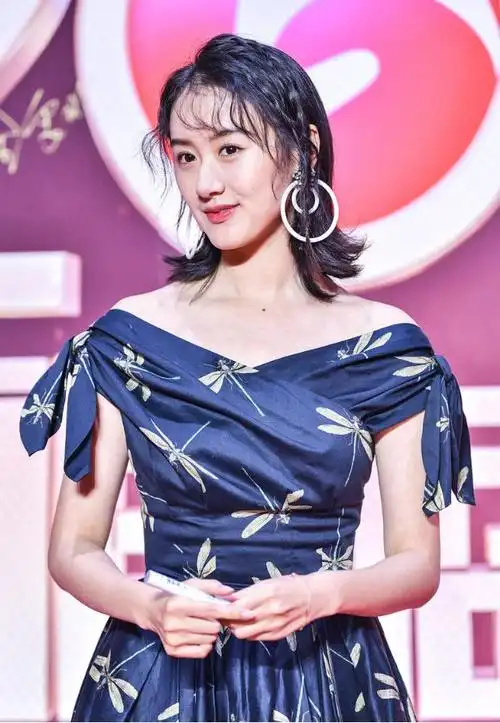 袁冰妍一身造型俩风格清新连衣裙配酷气皮靴混搭成功真时髦