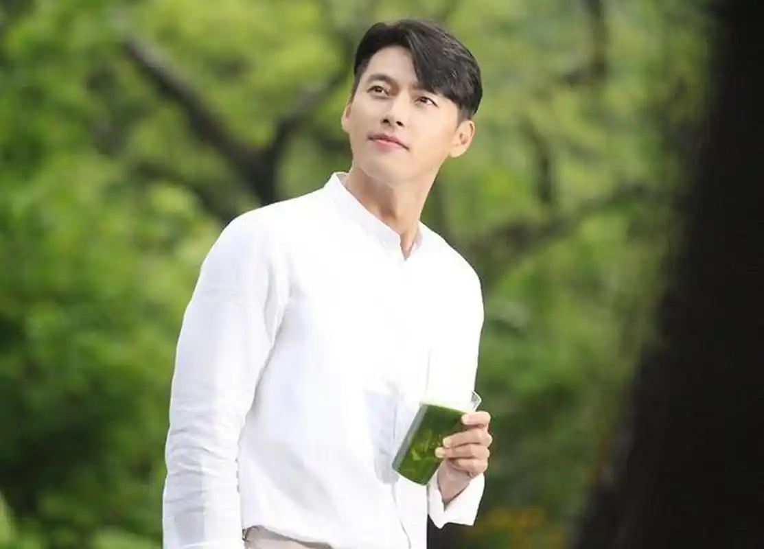 高清近照下的玄彬,皮肤好得就像是在发光.