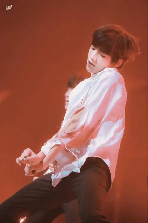 靓仔身高绝佳比例宽肩细腰大长腿撕漫男本男宋亚轩身材