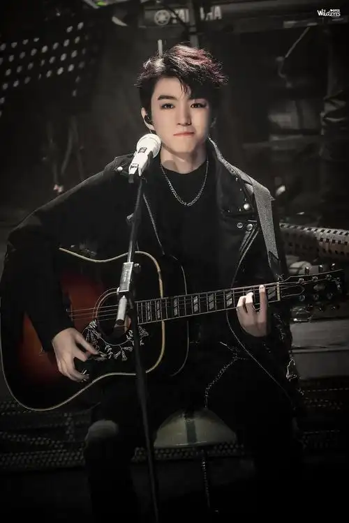 王俊凯立麦杀舞台合集:全开麦live现场往舞台上一站就撩人于无形