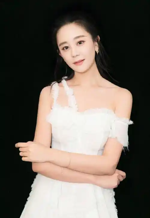 饰演新版还珠的李晟和海陆,一个私服温柔大方,一个穿搭清新可人_黑色