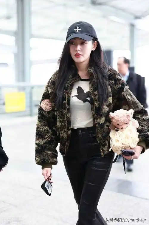 张天爱上海出发,迷彩毛绒外套甜酷十足_机场