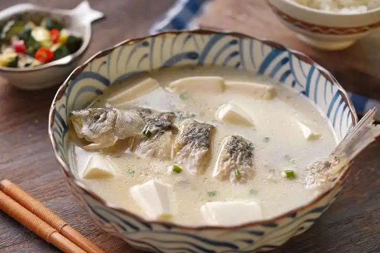 女人要多喝鲫鱼豆腐汤美容养颜还滋补身体