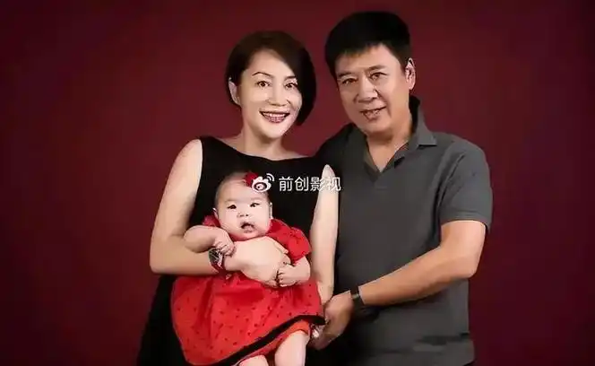 他的现任妻子叫艾玛丽,比他小整整20岁,2018年艾玛丽在他62岁那年又为