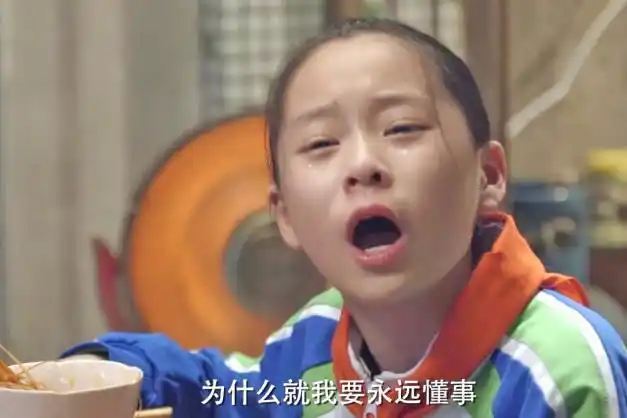 剧中米桃的爸爸摆摊卖水果挣钱,妈妈在同学家里做钟点工.