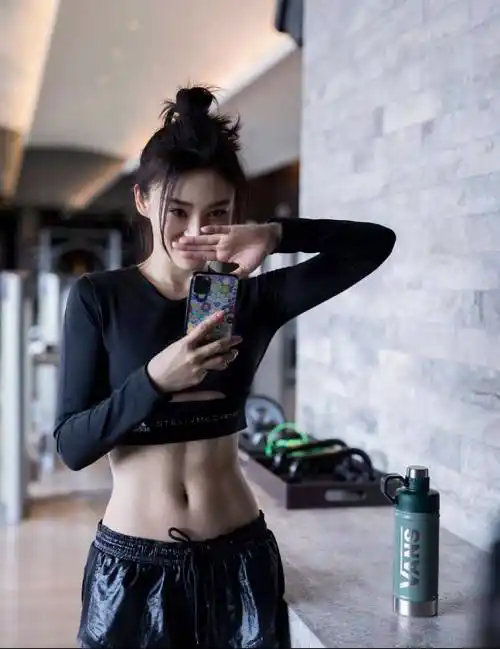 女明星身材也那么卷晒马甲线out了现在流行像金晨这样晒腹肌