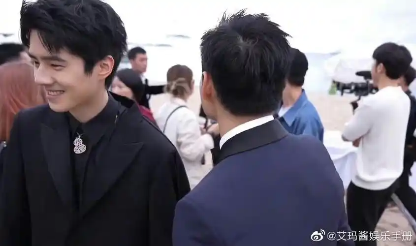 演员183cm70kg刘昊然,本名刘源,1997年10月10日出生于河南省平顶山市