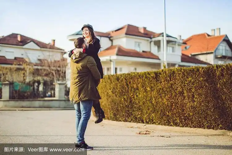 怀里抱着女人的男人