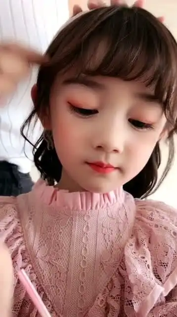 这个妹妹太可爱了,你允许你的女儿这么小就化妆吗?