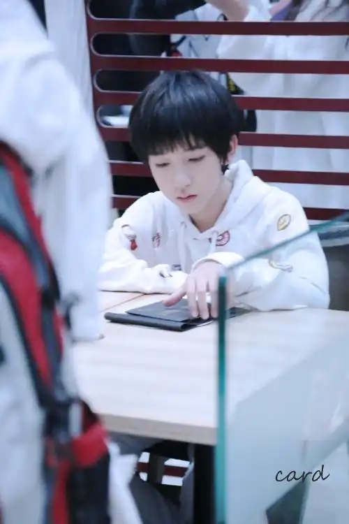 贺峻霖寸头童年照#我们峻霖从小甜到大呀!@时代少年团-贺峻霖